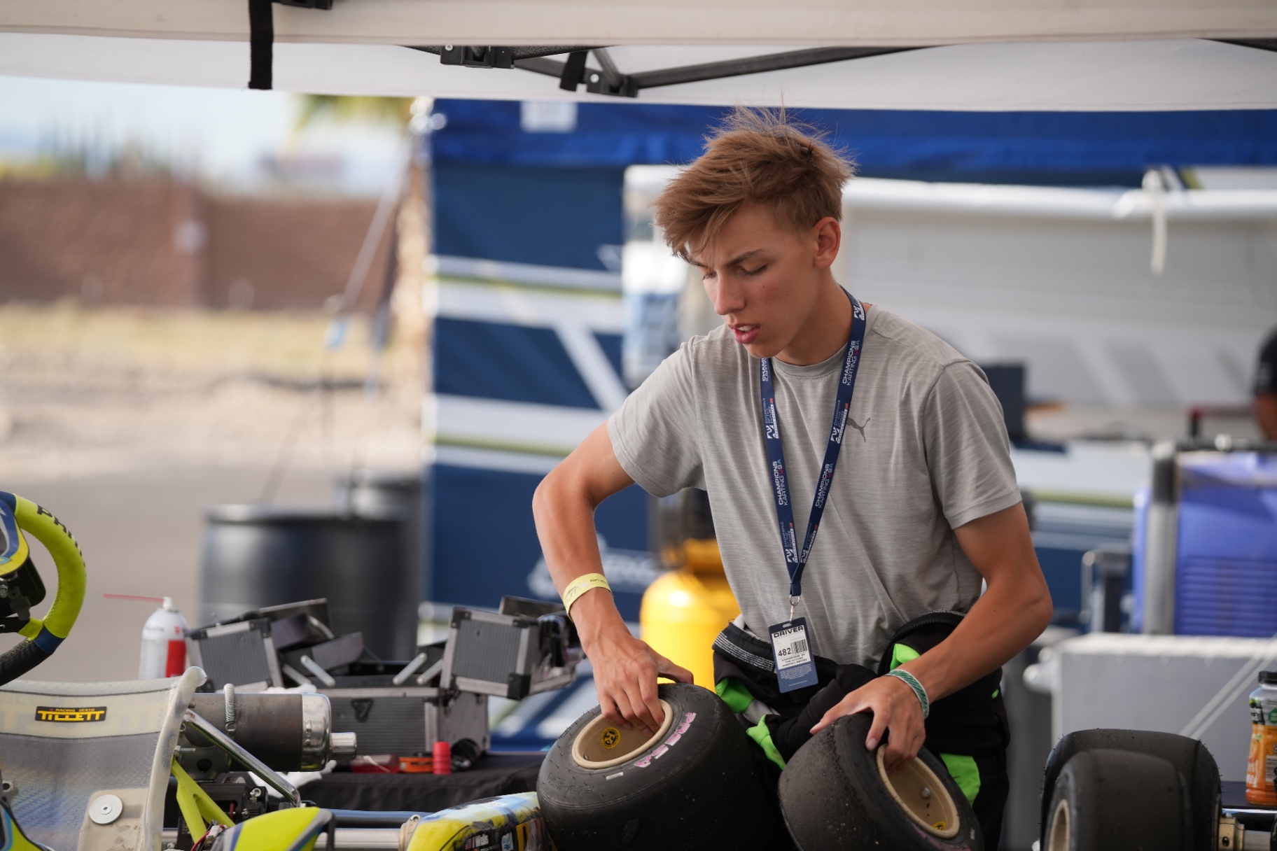 Paddock · Mounting tires · CotF R5